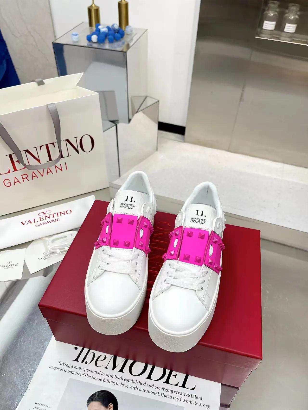 👟👟Ex-factory price 620👟👟 The latest thick-soled high version of Nujia Valentino Valentino 23ss spring and summer thick-soled rivet sports and casual shoes white shoes 2023 latest model hot-selling series hard to find after being launched in Japan super hot classic rivet series with thick sole 6cm higher purchased original development every detail is very exquisite🎁 Upper: silk cowhide splicing Lining: Cowhide lining Outsole: Original synchronized TPR outsole 6cm height increase Size: Female 35-41 (40.41 customized)